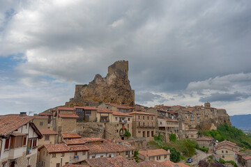 Fototapeta premium hermoso municipio medieval de Frías en la provincia de Burgos, España