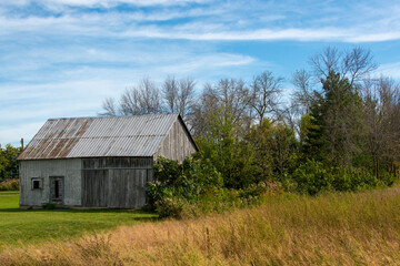 Fototapeta na wymiar Old barn in the southern region of Quebec