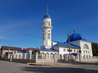 Fototapeta na wymiar White stone muslim mosque with a blue roof