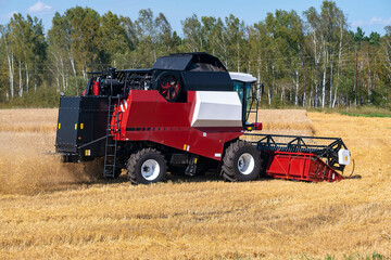 The harvester turns around when harvesting rye.