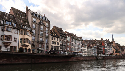 Fototapeta na wymiar Romantisches Straßburg; Illufer am Quai Saint-Nicolas