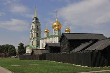 Fototapeta na wymiar wooden buildings on the background of the church