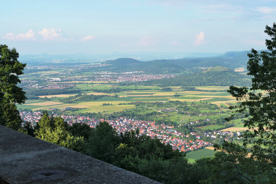 Ausblick von der Burg Teck auf die Ausl&auml;ufer der Schw&auml;bischen Alb.