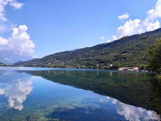 Obraz premium Dro, Trento: Mountain reflecting in the clear waters of Lake Cavedine, Trentino Alto Adige