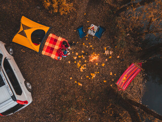 overhead top view of autumn camping site with tent car hammock bonfire - obrazy, fototapety, plakaty