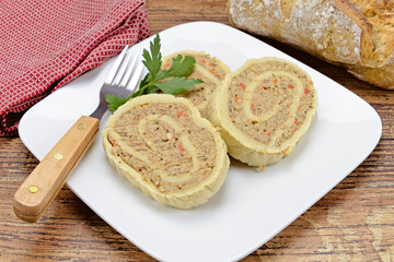 tranches de Fleischschnacka (spécialité alsacienne) dans une assiette