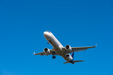 Flugzeug Düsenjet blauer Himmel von unten Umriss Sonne Tragflächen Start Landung Fliegen...