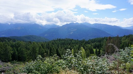 Panorama der Gebirgskette rund um Altrei in Südtirol, Blick auf Wälder und Berge im Hintergrund, Naturpark Trudener Horn - Landschaft, landscape alto adige, Italy