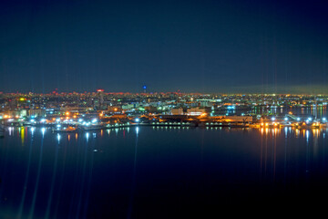 ネオン輝く港の夜