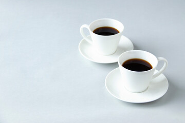 白いコーヒーカップと灰色の背景