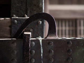 木目と鉄の鋲が美しい江戸城の城門