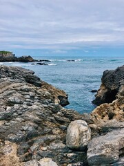 Mar con rocas y acantilados en un día nublado. Asturias y Cantabria