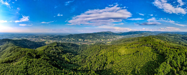 Fototapeta na wymiar Góry, Beskid Śląski, Równica okolice Ustronia, panorama z lotu ptaka w lecie.