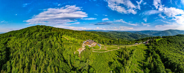 Fototapeta Góry, Beskid Śląski, Równica okolice Ustronia, panorama z lotu ptaka w lecie. obraz