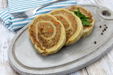 tranches de Fleischschnacka (spécialité alsacienne) dans une planche à découper