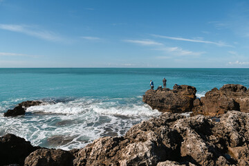 pescatori mare scogli 