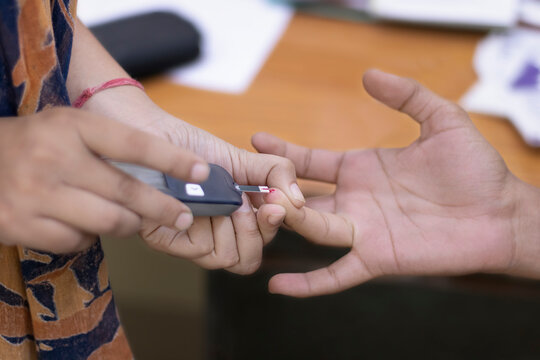 blood glucose meter, the blood sugar value is measured on a finger.