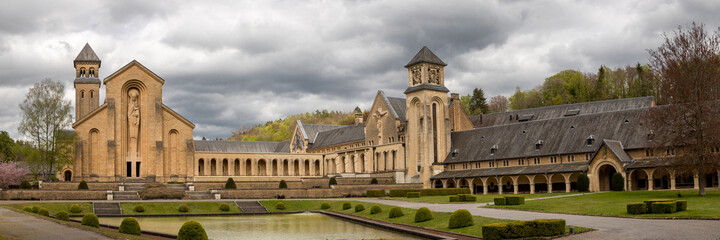 Fototapeta na wymiar Photo panoramique de l'abbaye d'Orval sous un beau ciel d'été (Wallonie, Belgique)