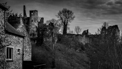 Ruines du ch&acirc;teau de Montaigle en noir et blanc, ambiance myst&eacute;rieuse (Wallonie, Belgique)