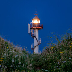 Phare d'Alprech, en pleine nature, à l'heure bleue sur la côte d'opale