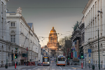 Bruxelles au lever du soleil sous un ciel gris avec bâtiment bercé de lumière