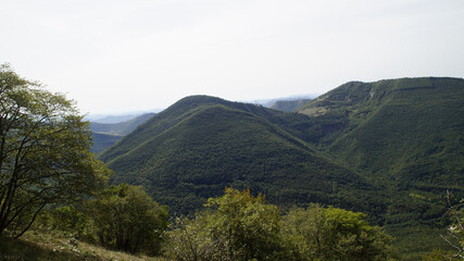 Fototapeta na wymiar Panorama dal sentiero di montagna 253 per il monte Catria nelle Marche