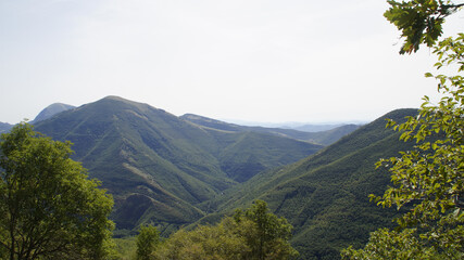 Panorama dal sentiero di montagna 253 per il monte Catria nelle Marche © Luciano Pierantoni