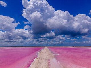 Salinas de aguas rosas en Las Coloradas, Yucatan