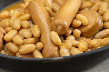 plat de cassoulet dur une table en bois