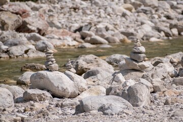 Steintürme am Ufer