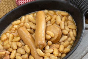 plat de cassoulet dur une table en bois