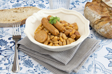 plat de cassoulet dur une table en bois
