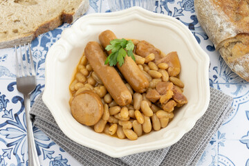 plat de cassoulet dur une table en bois