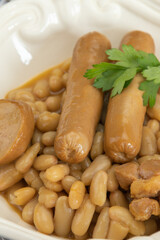 plat de cassoulet dur une table en bois