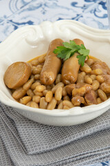 plat de cassoulet dur une table en bois