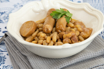 plat de cassoulet dur une table en bois