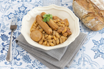 plat de cassoulet dur une table en bois