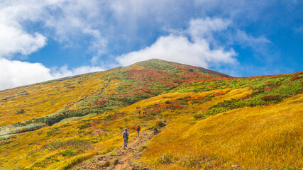 栗駒山　紅葉と登山者　絶景
