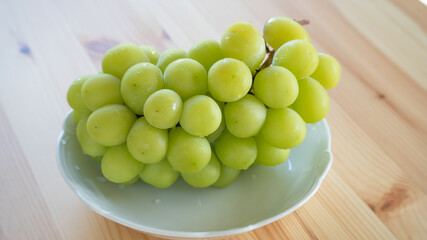 日本のフルーツ。皿の上のシャインマスカット。