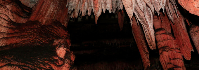 Caverna com parede de pedra avermelhada. Parque Estadual Turístico do Alto Ribeira (Petar). Mata...