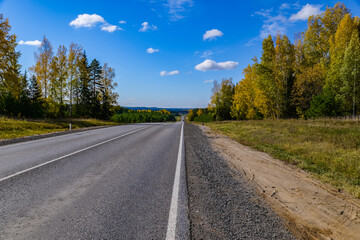 Fototapeta na wymiar country road in autumn with yellow trees around 