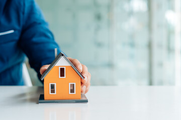 Buyers and real estate agents have agreed to buy and sell by holding hands to rent or buy a house...