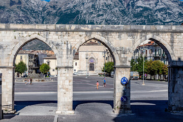 Sulmona in Abruzzo e il suo acquedotto medievale in piazza Garibaldi