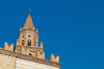Fototapeta na wymiar Il campanile della cattedrale di San Berardo a Teramo