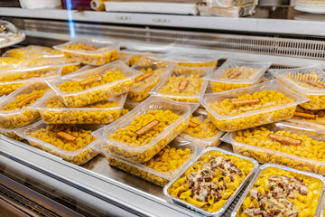 Tortellini in una gastronomia a Bologna
