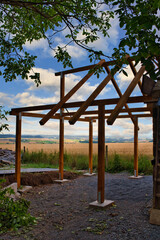 Konstruktion eines Carports aus Holzbalken