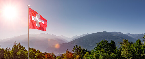 Schweizer Flagge im Wallis vor dem Rhonetal