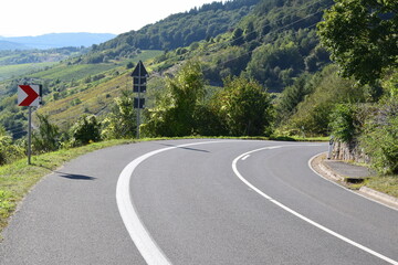 kurvige Straße durch die WEinberge von der Eifel nach Kröv an der Mosel