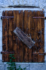 Vecchia finestra in legno sbarrata