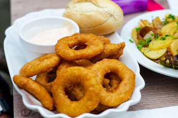 Squid rings in batter with garlic sauce.